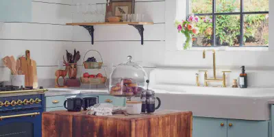 /img/14289-farmhouse-kitchen-decor-final-look.webp